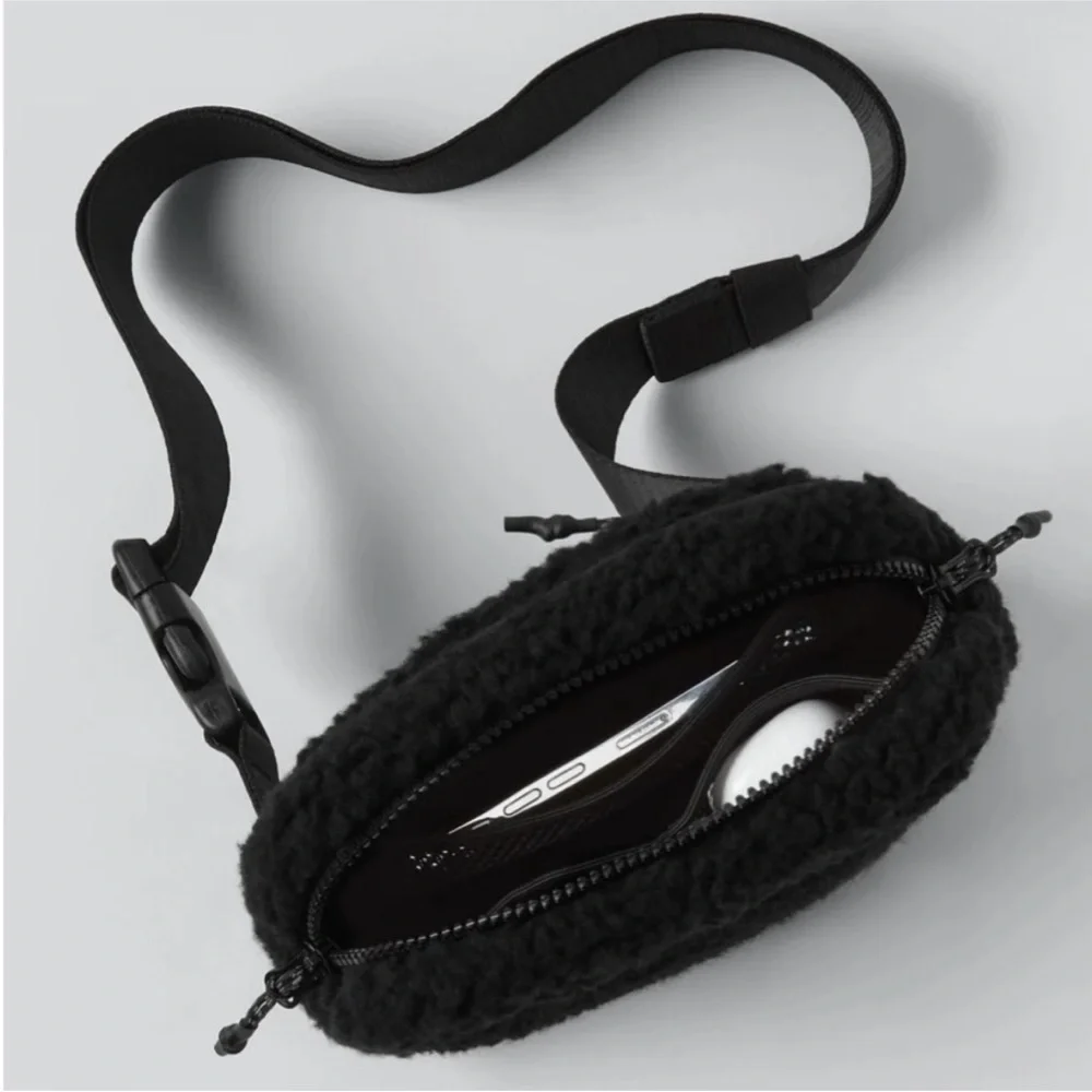 Fabletics The Belt Bag Teddy‎